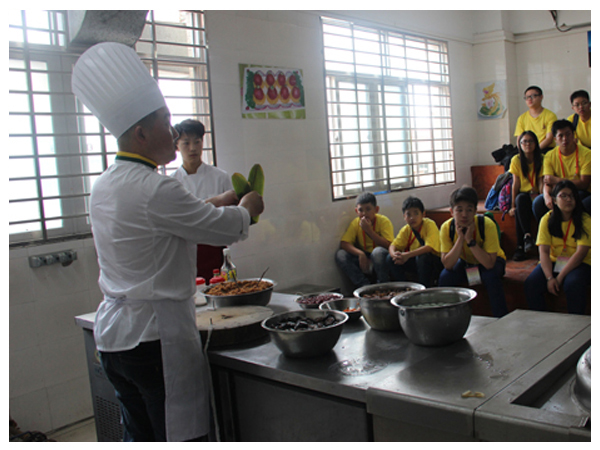 菲律宾华裔青少年来校培训做肉粽