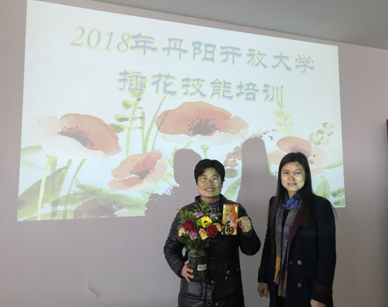开放大学开展庆“三八”插花技能培训