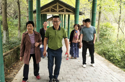 岁岁重阳日，拳拳敬老心