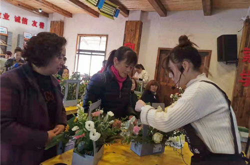 灵峰学习中心举行迎三八节插花艺术培训活动