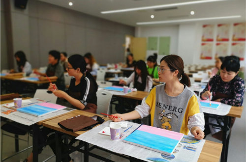 安吉灵峰学习中心开展成人创意绘画培训